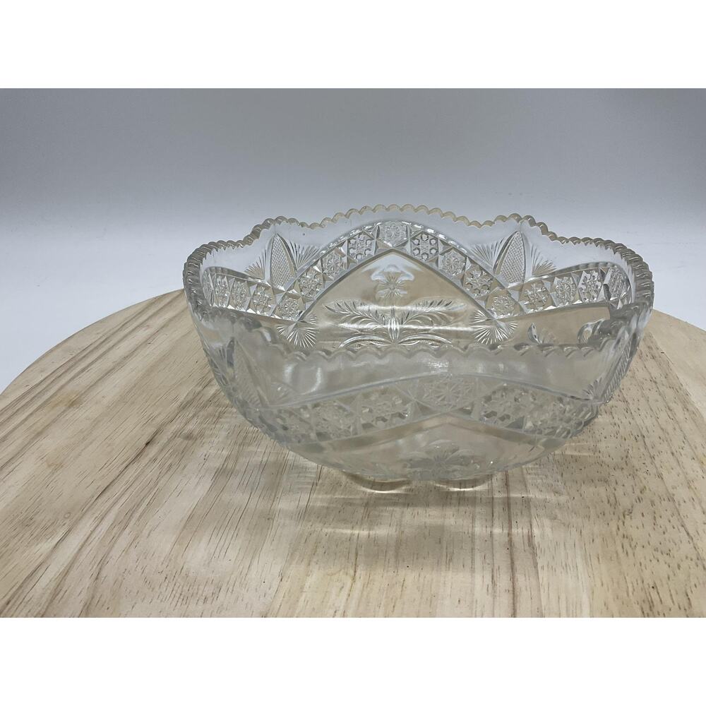 Cut‎ Pressed Glass Serving Bowl Clear Scalloped Edge Floral Starburst Pattern